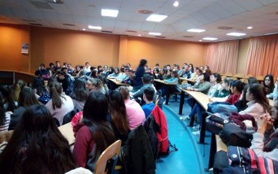 La profesora e investigadora Concha Aldea con alumnos de bachillerato