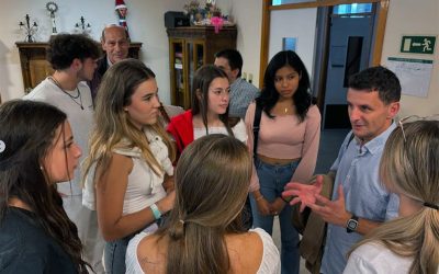 Jóvenes voluntarios compartiendo su tiempo con personas mayores