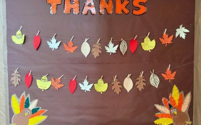 Celebramos Thanksgiving Day en Primaria con un mural lleno de agradecimientos