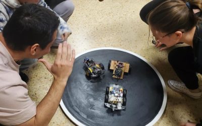 Los alumnos de 2º de Grado Superior prueban sus robots de sumo en el ring de combate