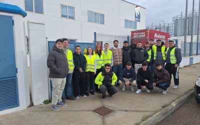 El alumnado de Automatización y Robótica Industrial visita la empresa MRA del grupo CEFA